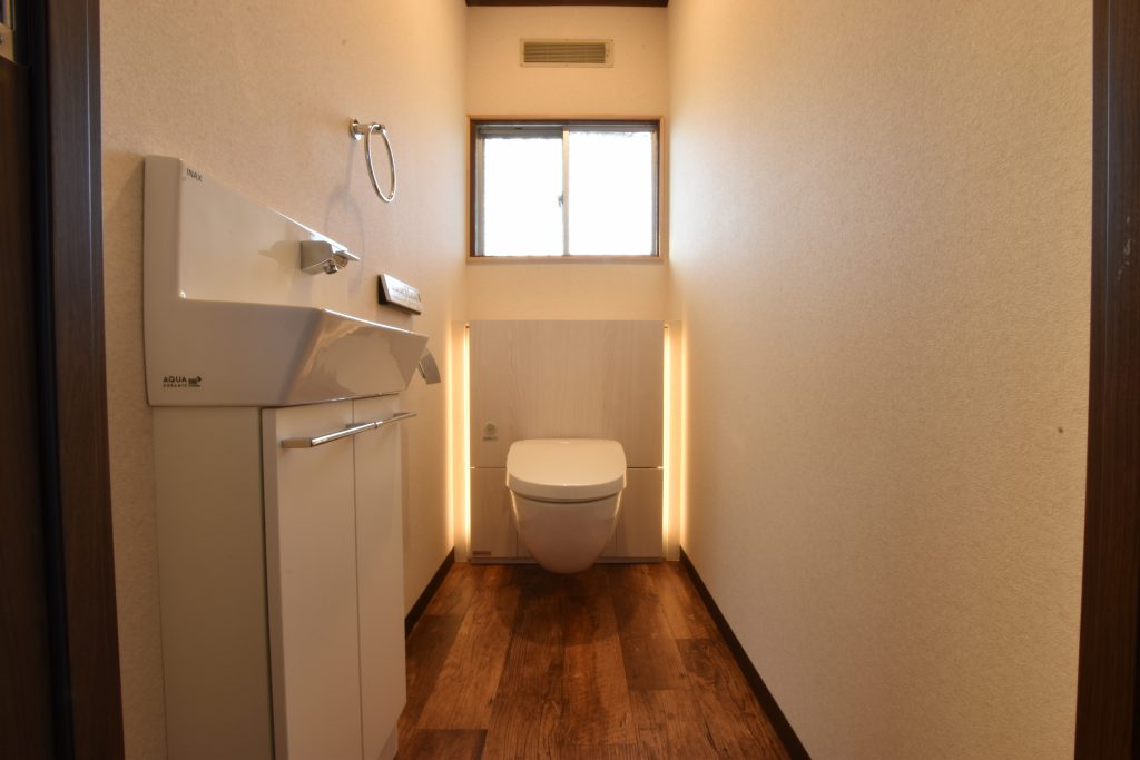 和式トイレから洋式へ!収納たっぷり!お掃除ラクラク!床から浮いてるトイレに大変身!