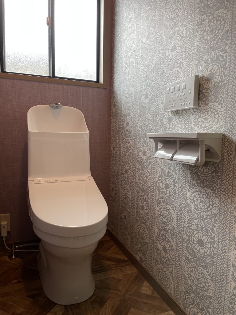 花柄クロスでおしゃれなトイレ空間に大変身!お掃除も楽々!
