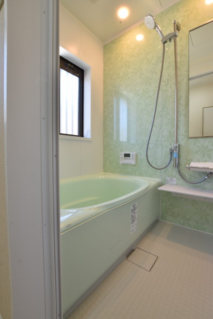 浴槽とパネルをグリーンに統一！一日の疲れを癒せる浴室に！